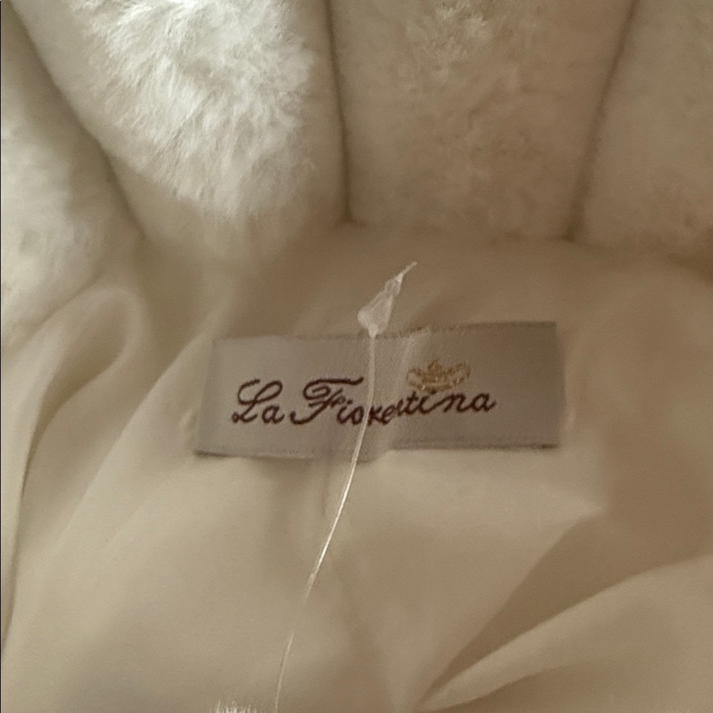 La Fiorentina Cream Faux Fur Ribbed Cape NWOT - Picture 4 of 5